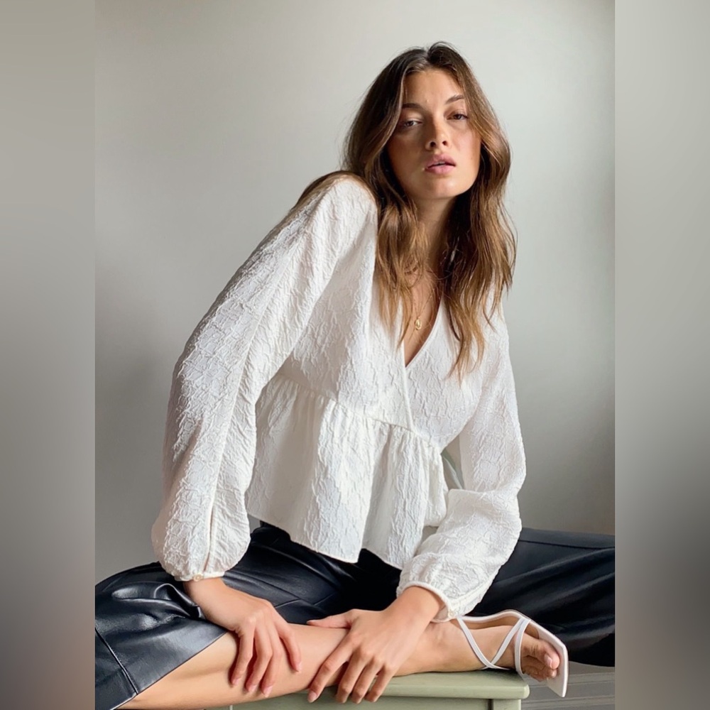 Aritzia Wilfred Peplum‎ Long Sleeve in White Size XXS